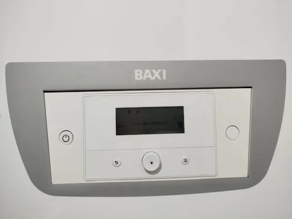Técnico revisando unidad exterior de bomba de calor aerotérmica (Baxi o similar) Técnico de Reparhogar revisando equipo de aerotermia en Barcelona