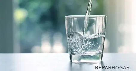 vaso de agua purificada por ósmosis inversa