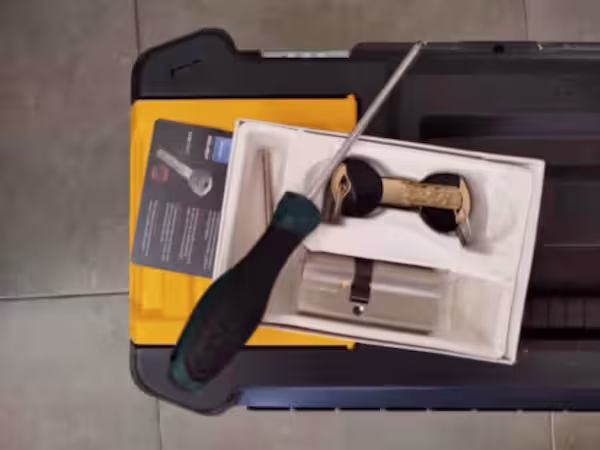 Cerrajero de Reparhogar instalando cerradura de seguridad en puerta de vivienda en Barcelona