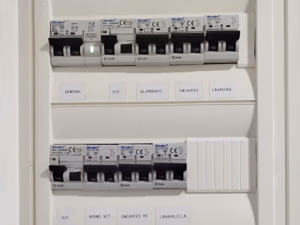 Cuadro eléctrico con magnetotérmicos y diferencial revisado por electricista