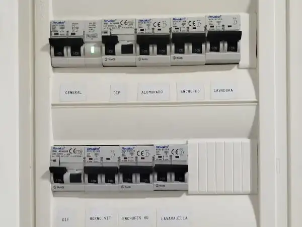 Cuadro eléctrico con magnetotérmicos y diferencial revisado por electricista