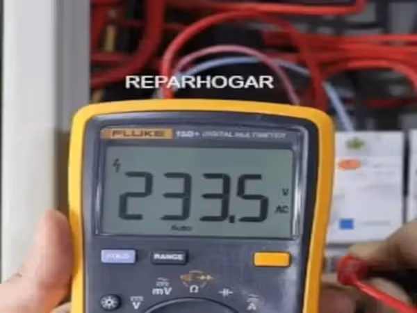Lampista electricista de Reparhogar realizando mediciones en cuadro eléctrico en Barcelona