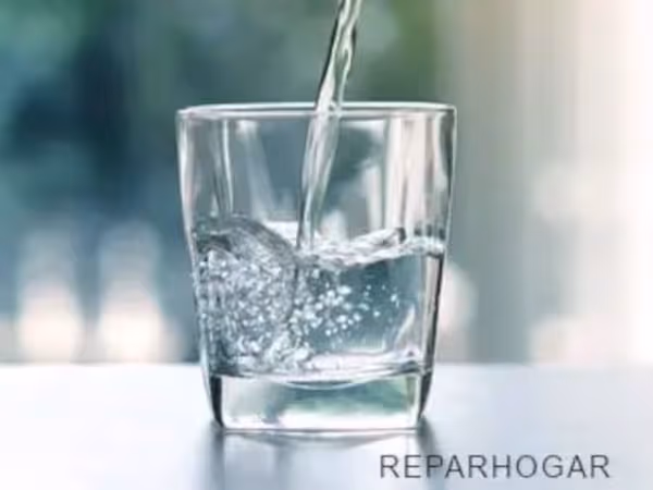 Vaso de agua purificada por sistema de ósmosis inversa instalado por Reparhogar Barcelona