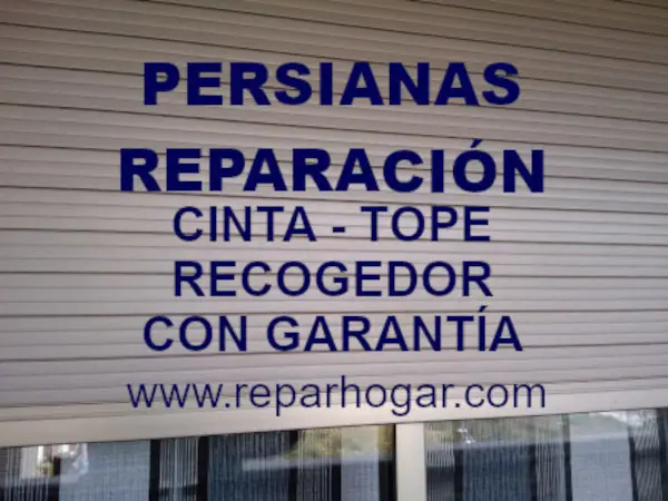 Persiana enrollable doméstica en buen estado, bajada o a medio bajar Persiana reparada por técnico de Reparhogar Barcelona, cambio de cinta y recogedor